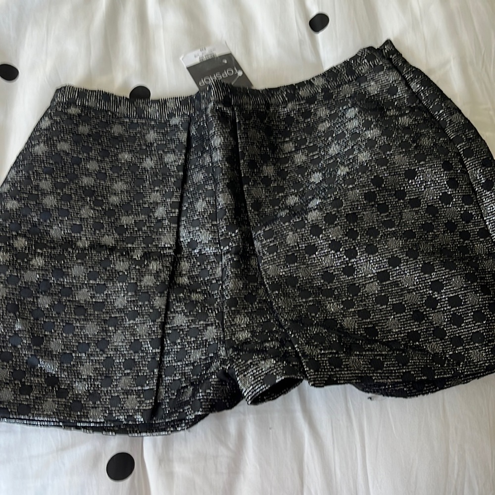 Skorts with a side zip and open skirt font. NWT